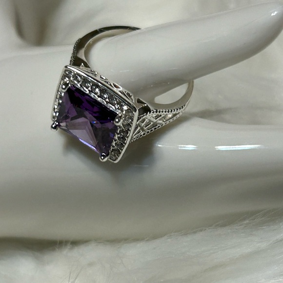 Elegant Purple and Silver Ring - Picture 3 of 10